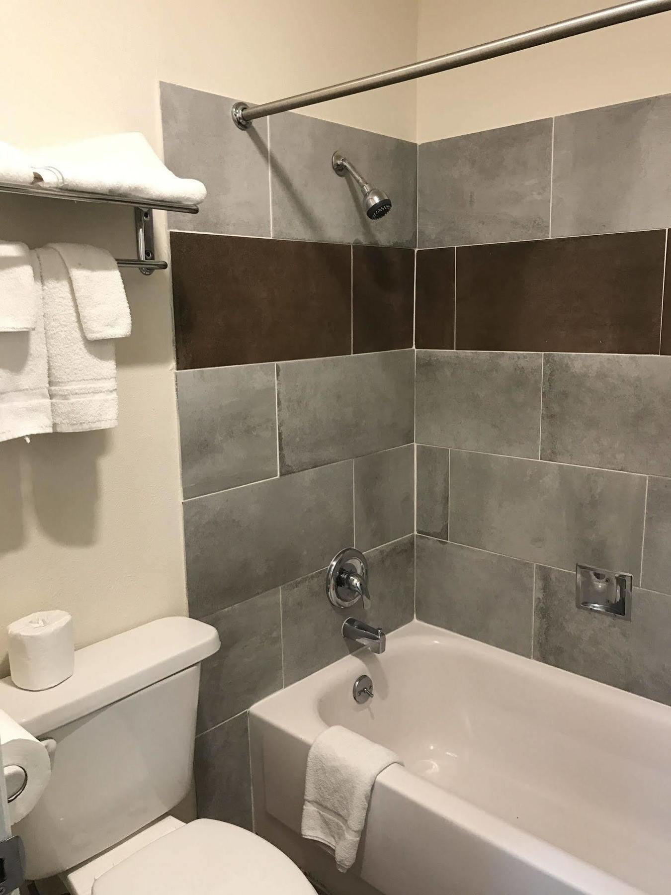 The Woodrose- Newly Renovated Willits