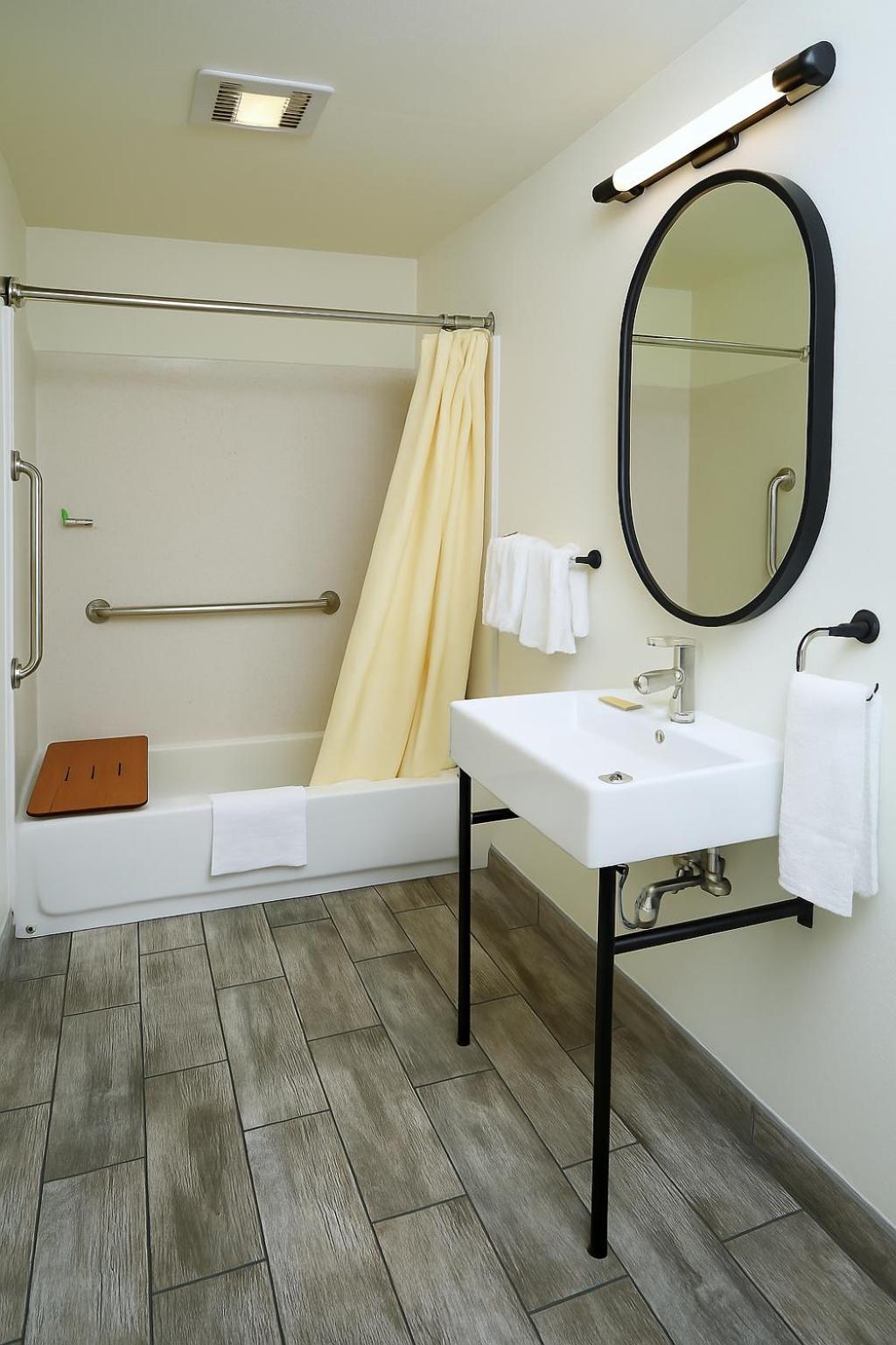 The Woodrose- Newly Renovated Willits