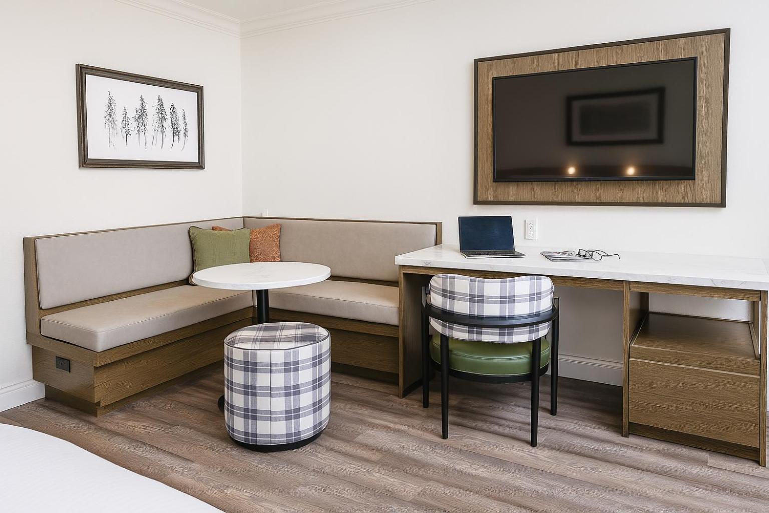 The Woodrose- Newly Renovated Willits